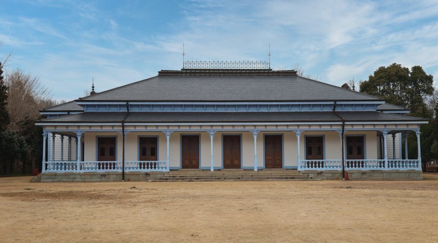 旧学習院初等科正堂：建物正面。芝生なので撮影はグリーンがおすすめです。