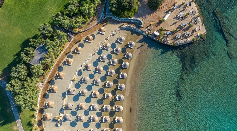 Beach amenities include umbrellas, showers, sun beds with padded mattresses, beach towels, changing cabins and toilets.