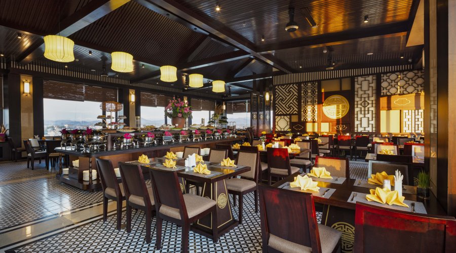 Với màu sắc chủ đạo là Vàng - Nâu, Hương Ngự Restaurant mang đến một không gian sang trọng và ấm cúng cho mọi khách hàng.