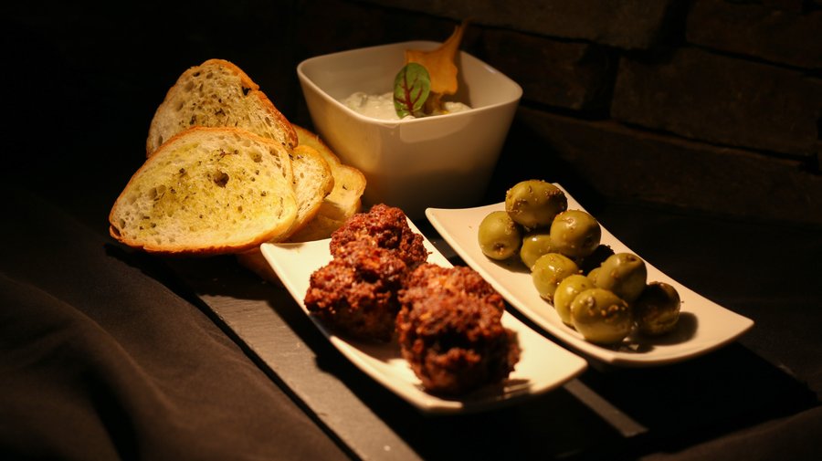 Rindsbällchen, Tzatziki, marinierte Oliven und Brotchips