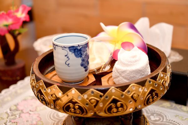 当店のホームページにアクセスいただき誠にありがとうございます。リニューアルオープン致しました！都営地下鉄新宿線、半蔵門線「神保町駅」、JR中央線「御茶ノ水駅」から徒歩５分で、本場のタイマッサージを提供しております。店内広く、スッキリ、リラックス空間で心よりお客様をお待ちしております。
