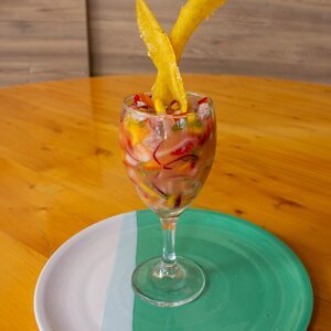 Nuestro ceviche tropical, enamora a los amantes de los camarones y su combinación con las frutas tropicales