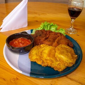 La tradicional chuleta de cerdo.  disfrútala con una deliciosa salsa criolla de la casa.