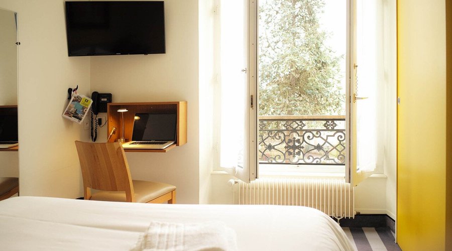 Les chambres Single du Logis Hôtel de l'Europe sont accessibles par l'escalier du bâtiment de réception. Garanties 100% calmes, elles offrent une agréable vue sur le jardin ou sur la cour interne, privée.  D'une superficie de 14 m² environ, elles disposent d'un lit en 140 et d'un espace douche ouvert sur la chambre.