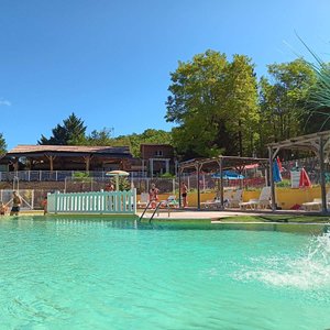 Vue de la piscine sur le snack-bar