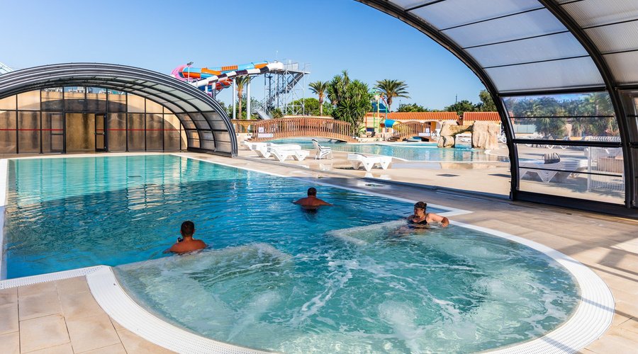 Piscine couverte et chauffée & bain à remous
