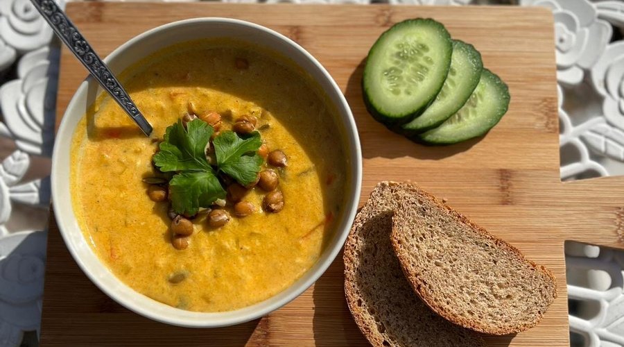 Soup of roots with saffran, coconut milk and home baked bread 