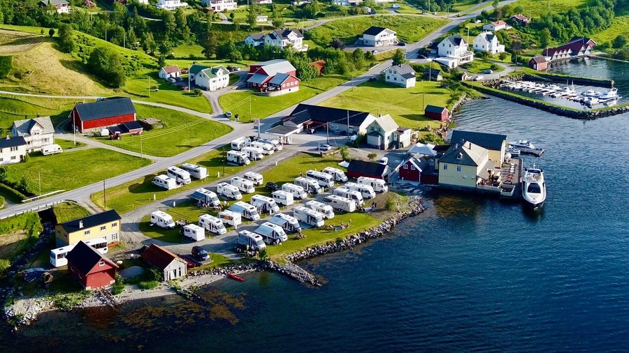 Flott fjordparadis beliggenhet ved sjøen på sørsida av Nordfjorden.  Restaurant Dampen med 130 spiseplasser inne, bar (alle rettigheter) kafe, stor uteservering, stor terrasse i 2. etasje. 48 bobilplasser med strøm, septik-tømming, fiskerom, sanitæranlegg med toaletter/dusjer/vaskerom, Nærbutikk, bensinstasjon.  Dypvannsbrygge.