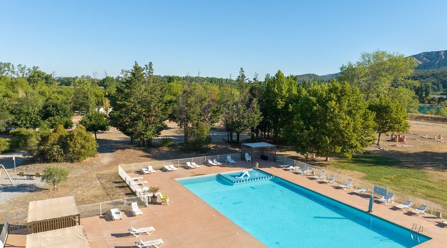 Piscine de plein air chauffée avec une pataugeoire et un solarium