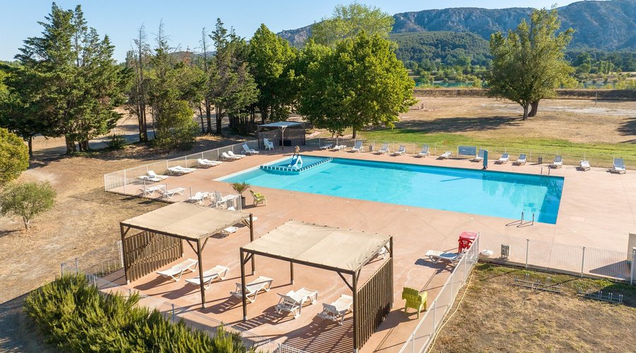 Piscine de plein air chauffée avec une pataugeoire et un solarium
