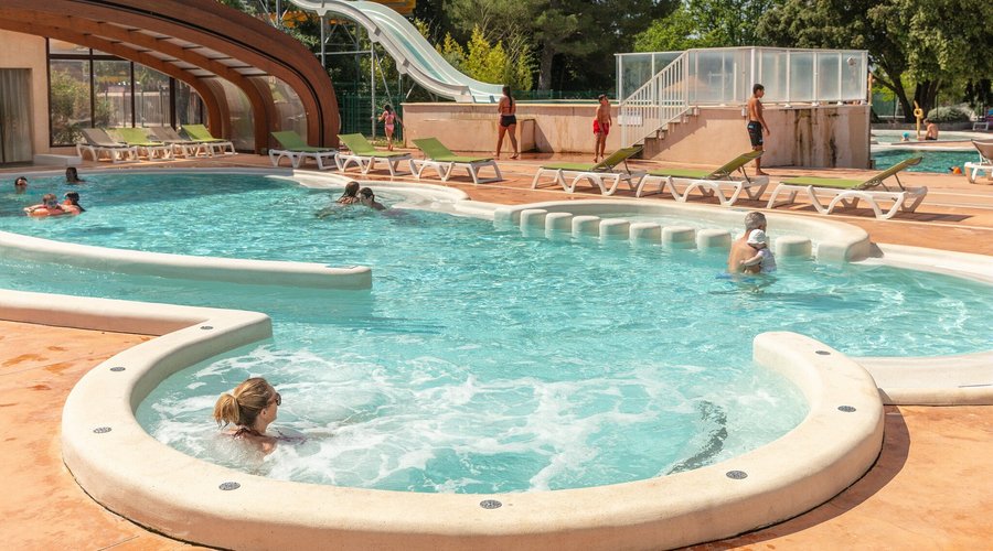 Piscine de plein air avec son bain à remous