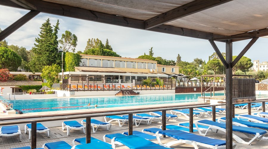 Vaste solarium : idéal pour dorer au soleil