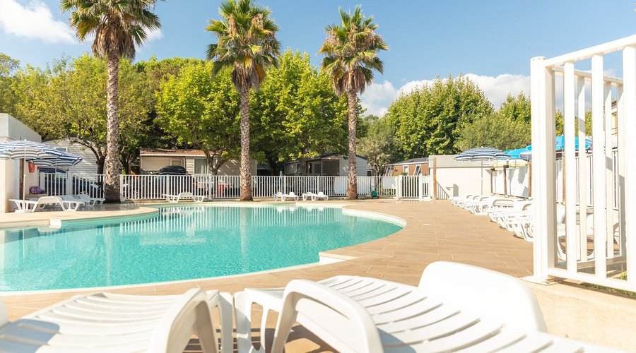 Piscine de plein air chauffée et espace détente