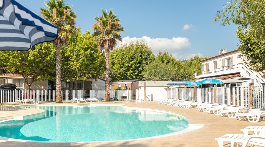 Piscine de plein air chauffée avec le vaste solarium