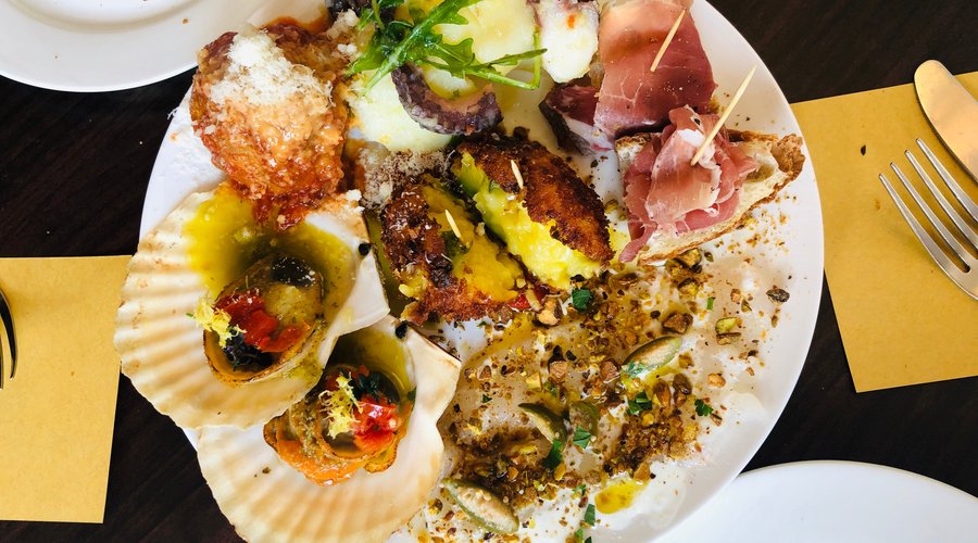 Cicchetti mix plate with extra scallops baked. The appetizer plate is just right to stimulate taste buds. Sicillian rice ball is a signature menu with undeniable texture. Scallaps and assorted squid provokes a glass of wine 