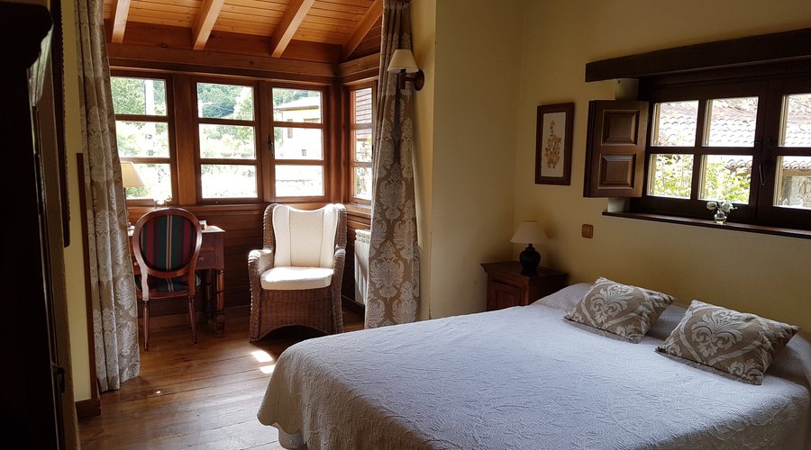 Dormitorio de matrimonio con baño y bañera de hidromasaje en la casa La Vega. Casa con dos dormitorios en planta alta, ambos con baño. Salón comedor con chimenea, cocina y aseo en planta baja.- Valle de Bueida, Parque Natural de las Ubiñas La Mesa, Reserva de la Biosfera, concejo de Quirós, Asturias.