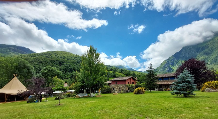 Valle de Bueida, 6 casas rurales de 4/6 plazas en el Parque Natural de las Ubiñas la Mesa, Reserva de la Biosfera, 6000 metros de finca cerrada y privada entre montañas y bosques, zona de la Senda del Oso, preciosa senda verde de 40km. para recorrer en bici o andando. Rutas de senderismo. Concejo de Quirós, Asturias