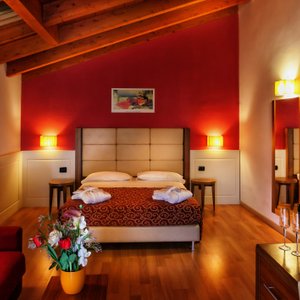 Suite: Welcome Kit; Lenzuola morbide e di alta qualità; Bagni Interni con Vasca Idromassaggio; Sofa'; Tv; Balcone/Terrazzino; Frigobar; Wi-Fi; Cassaforte;