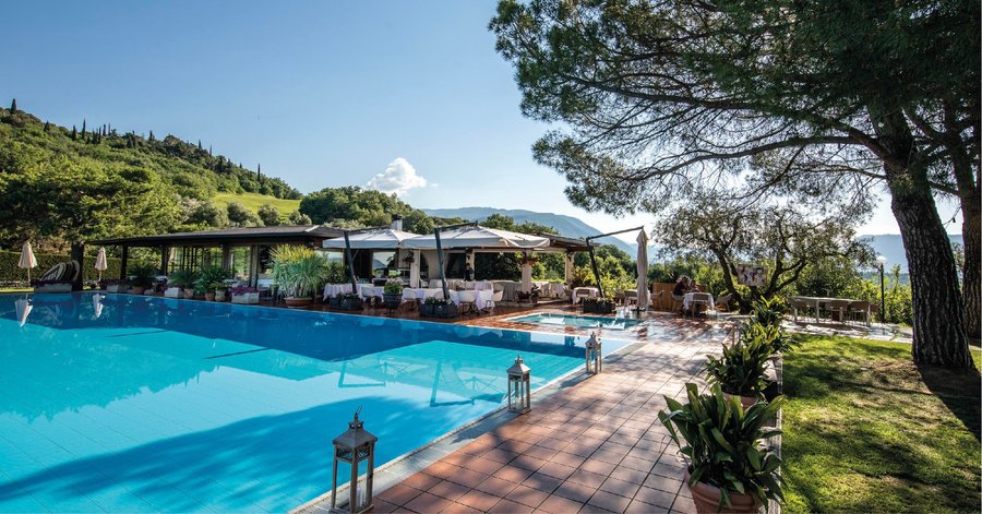 Ristorante a bordo piscina