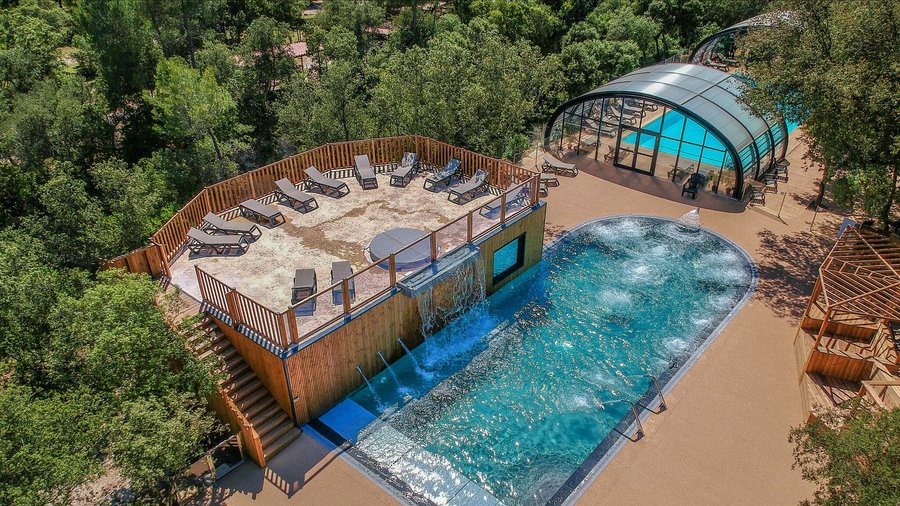 Piscine de plein air et piscine couverte chauffée