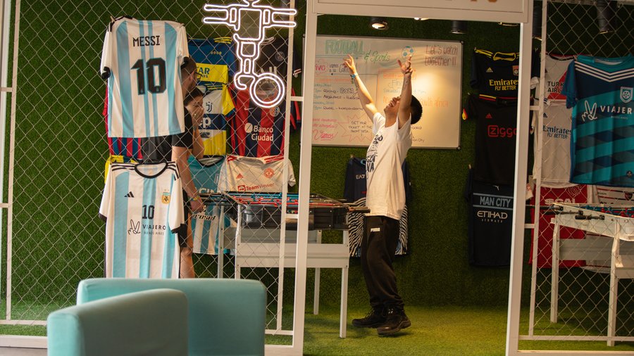 Zona de juegos con mesas de futbolito