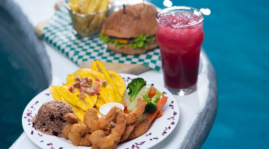 Disfruta de deliciosos y crujientes camarones empanizados frente al mar en Chamorro's Restaurant