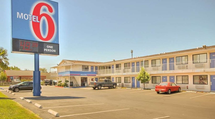 Motel Fresno CA Blackstone North Exterior