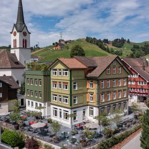Das Huus Löwen befindet sich gegenüber dem Huus Bären. Sein ‘heemeliges’ Ambiente ist der ideale Rahmen für Familienferien, ein Seminarwochenende oder Sport- und Wanderferien. 