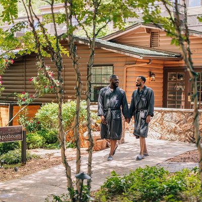 Δύο άντρες που περπατούν στο L’ Auberge de Sedona στη Σεντόνα, Ηνωμένες Πολιτείες Αμερικής