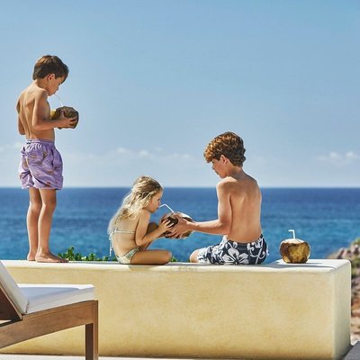 Παιδιά στην πισίνα στο Four Seasons Resort Punta Mita στο Πουέρτο Βαγιάρτα, Μεξικό