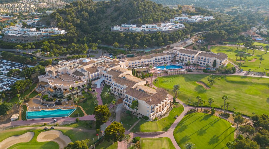 Vista aérea con dos piscinas