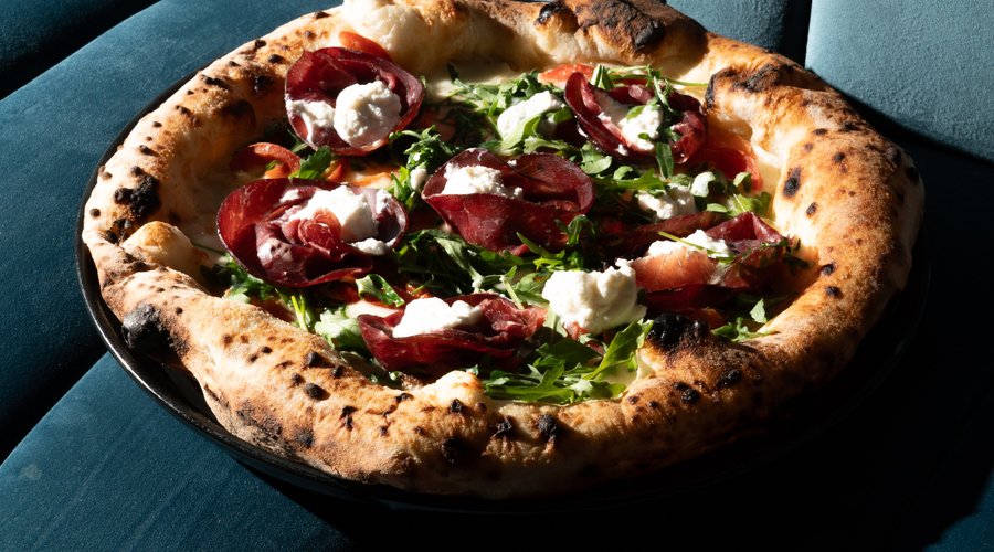 la “Schizzichea with Love” delizia con la sua base di fior di latte di Agerola, bresaola, ricotta di bufala e pomodorini datterini.