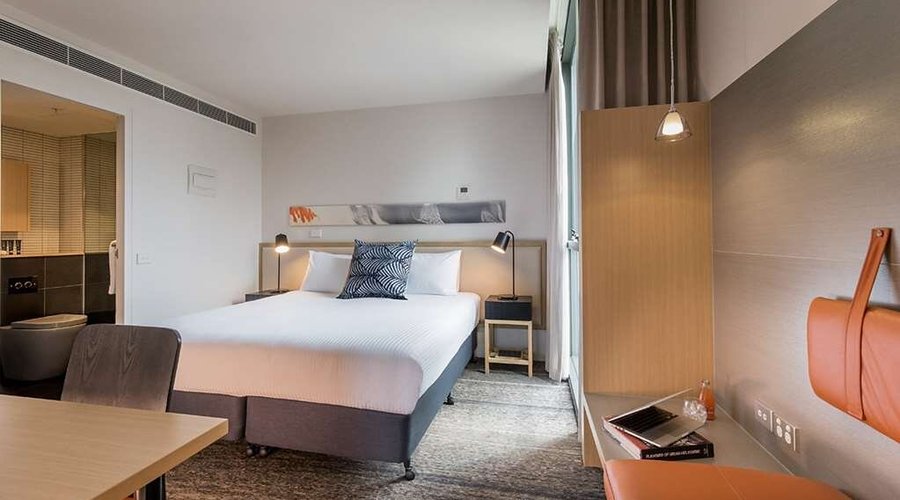 BRADY Hotel Studio King Room SMALL