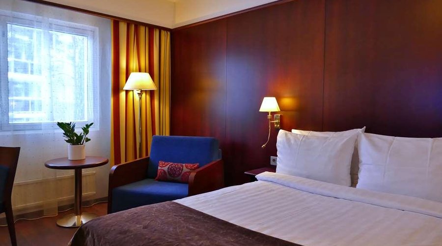 Superior Queen Room Bed