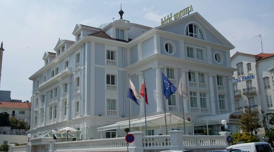 Hotel Hoyuela Front