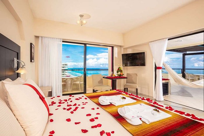Crown Cancun Room Honeymoon
