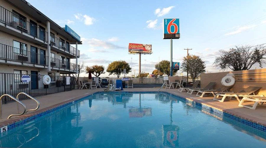 motel San Antonio pool