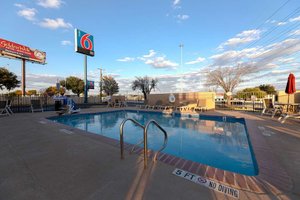 Pool & Beach