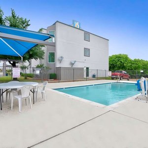 Motel Benbrook TX Pool