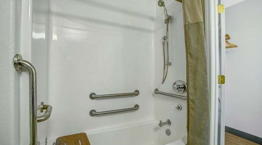Motel Baker City OR Bathroom ADA Tub