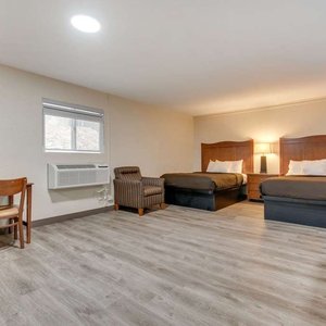Guest room with three beds