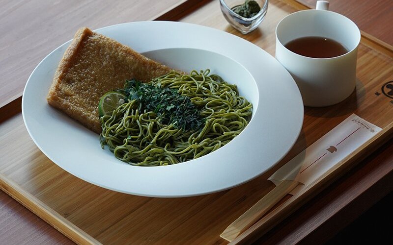 宇治てん茶を楽しむ生茶蕎麦。 『生茶蕎麦きつねーZARUー』、日本茶のウェルカムティー付き。 ご提供時間10:00−14:00