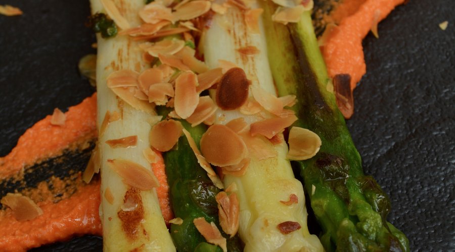 Il nostro menù cambia in base alle stagioni. Ora è il periodo degli asparagi di Cimadolmo. 