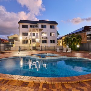 Southport Motel & Apartments - Pool Area