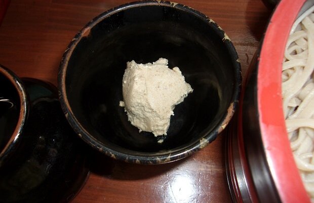 練りグルミ。くるみそばは、これを、蕎麦つゆで溶かしながら食べる。