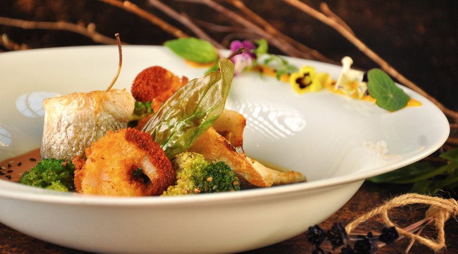Sea bass with shrimp and broccoli