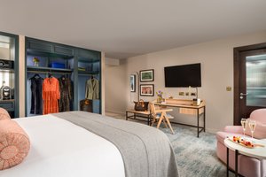 Room & Suite