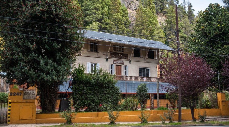 Sacromonte Apart es un complejo de departamentos, inserto en la historia de San Martin de los Andes hace más de medio siglo. Sus candelabros, pisos de madera, ventanas de vitreaux, muebles y puertas antiguas le dan un toque especial a su departamento. Quienes nos eligen, coinciden en su preferencia por lo práctico en un ambiente familiar, a valores razonables. Su arquitectura, rodeada de un amplio parque, con bosque nativo adulto y caminos de piedras, completan una experiencia única.