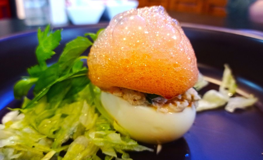 huevo relleno con espuma de zanahoria