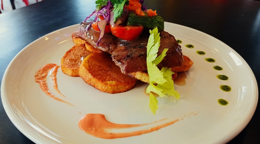 filete o solomillo de cordero con unas papas doradas y verduras salteadas